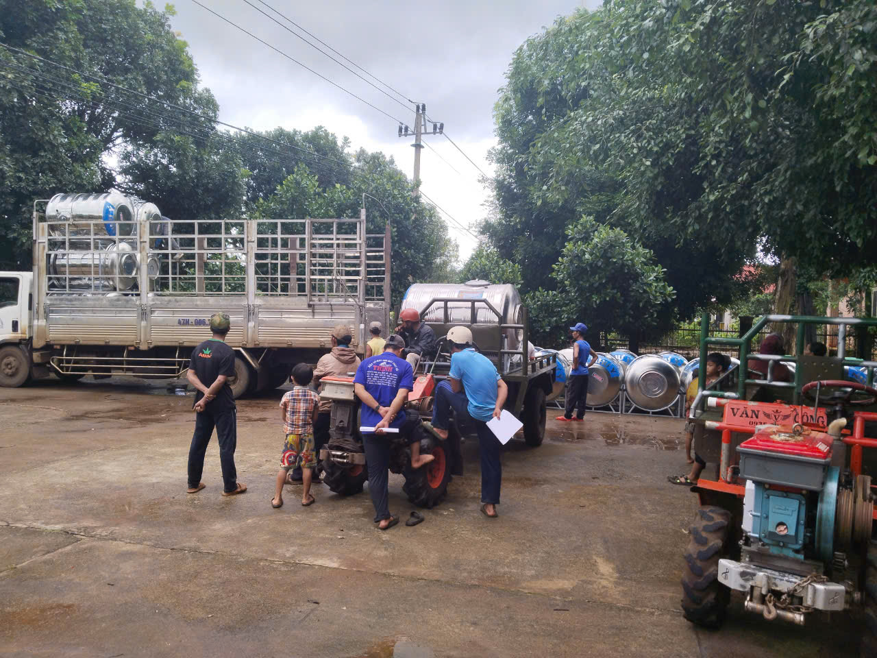 Phòng Dân tộc huyện phối hợp cùng UBND xã Ea H'đing cấp bồn nước cho hộ đồng bào dân tộc thiểu số nghèo, cận nghèo